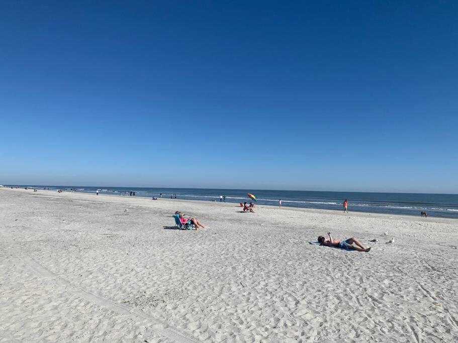 Apartment Feelin Tip'sea-oceanview Retreat Steps To Hilton Head Island
